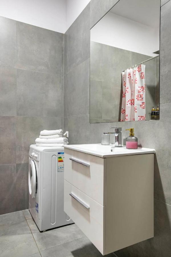 Discover Krakow Apartments - 5 Borowickiej St - Studio Next To Opera And Unity Centre クラクフ エクステリア 写真